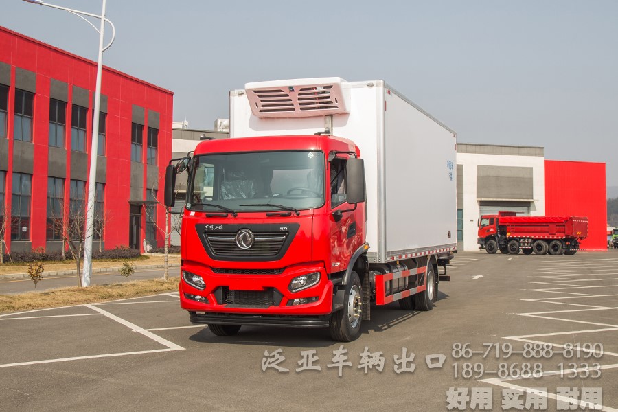 东风手动八档平头排半厢式冷藏运输车